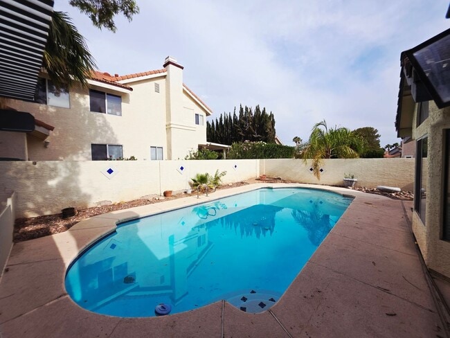 Building Photo - Single Story Home w/Pool in The Lakes!