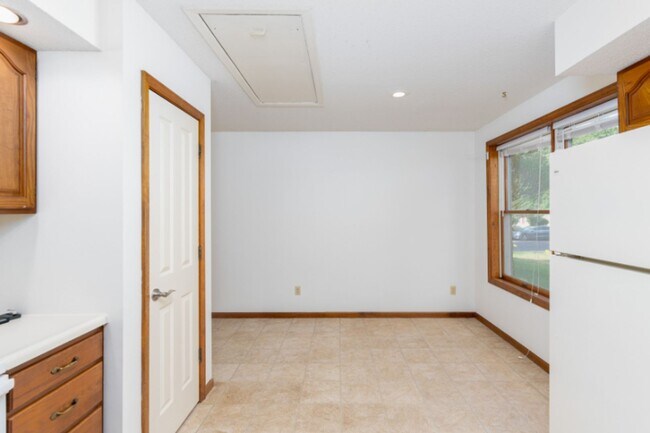 Building Photo - Fantastic Location! Close to MKT & Twin Lakes! 3BR/2.5BA/2000sqft., 2-Car Garage, Large Fenced Ya...