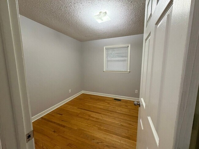 Building Photo - 818 Lynwood Dr