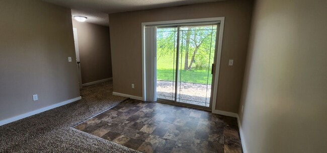 Building Photo - Beautiful 3 Bed, End Unit, Town Home for Rent