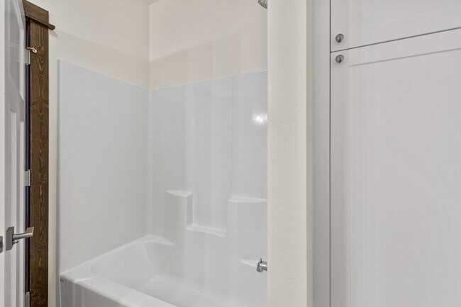 Building Photo - Beautiful Newer Condo near Monforton School