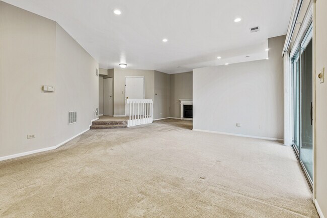 Building Photo - 1665 Commodore Ct