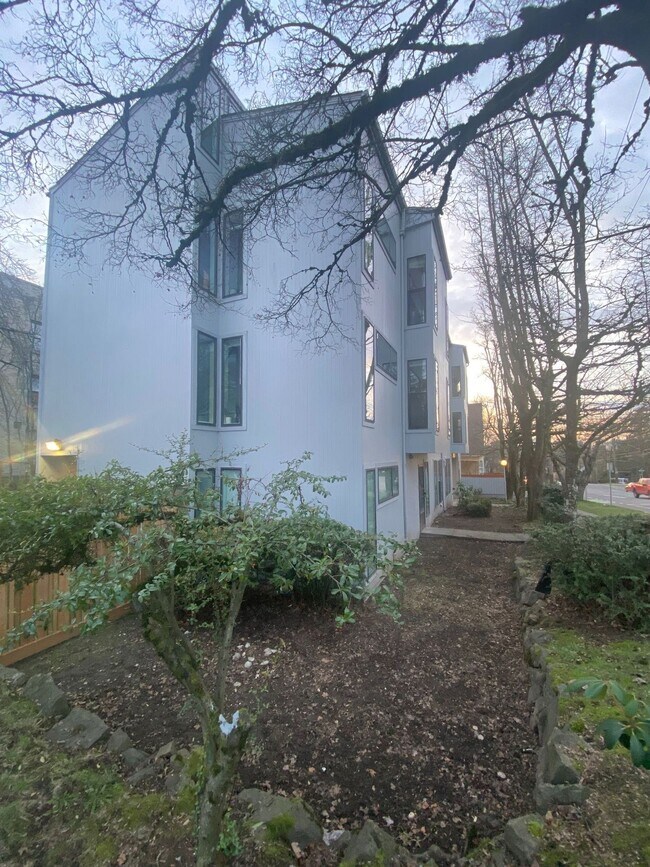 Building Photo - Capitol Crest