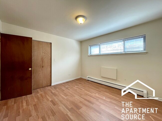 Building Photo - 6002 N Kenmore Ave