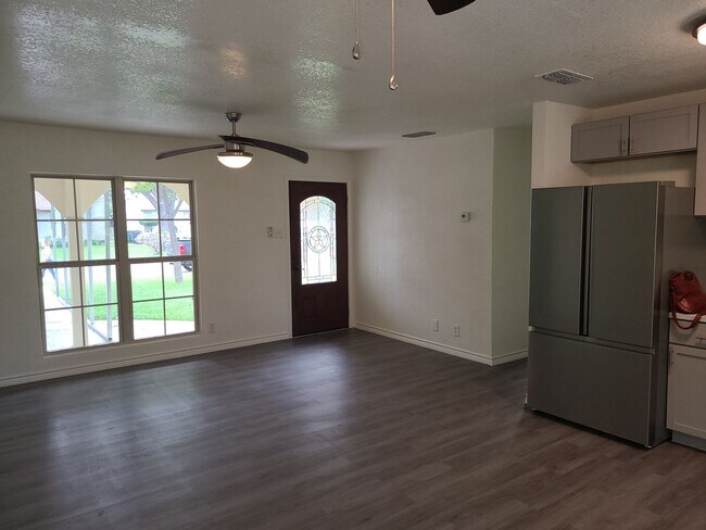 Building Photo - 4406 Desert View Dr