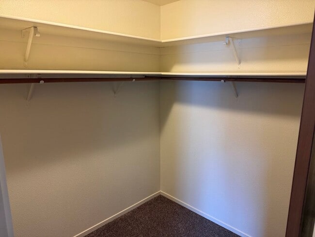 Building Photo - Huge Three Bedroom Townhouse with Garage and Backyard!