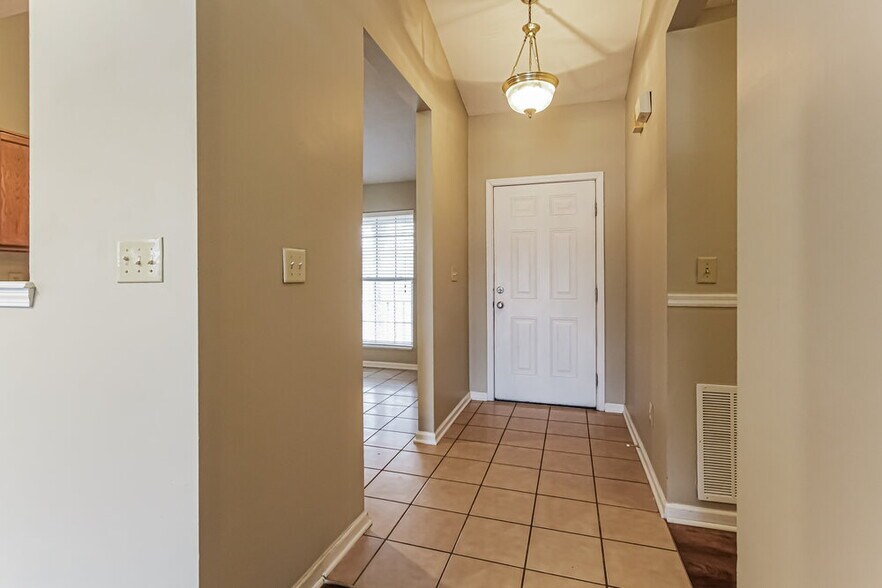 Building Photo - 5384 Lakeside Manor Dr