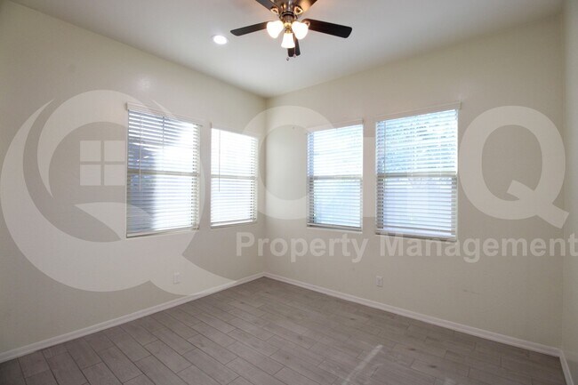 Building Photo - 1086 S Vine St