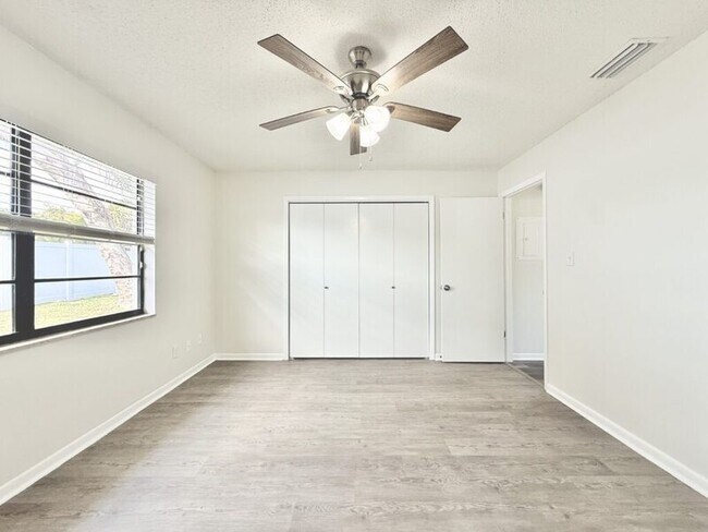 Building Photo - 5212 Peach Ave