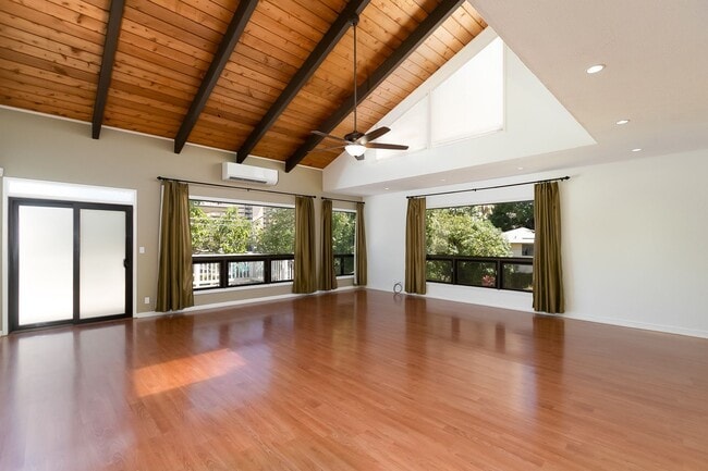 Building Photo - 3 Bedroom, 2.5 Bathroom Home with Photovol...