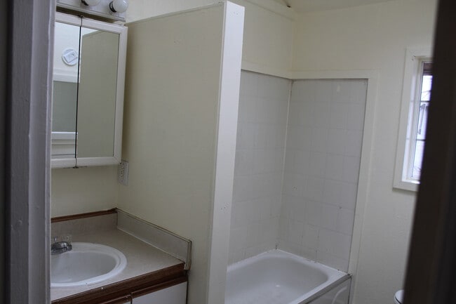 Building Photo - 2437 Darrow Ave