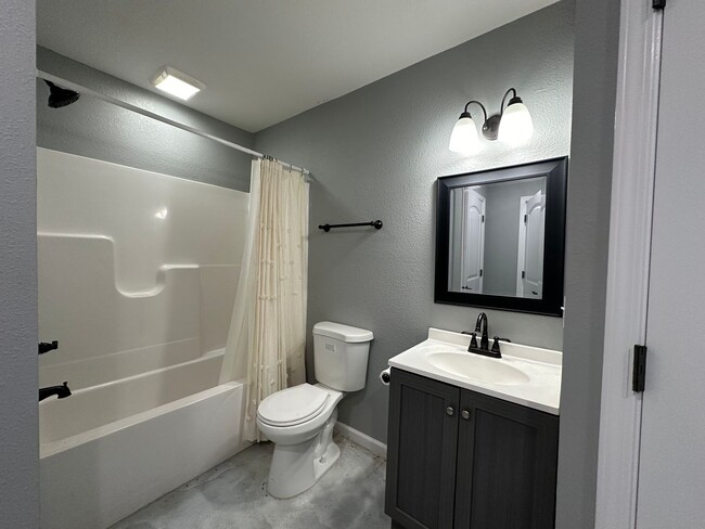 Building Photo - 105 Evergreen Pl