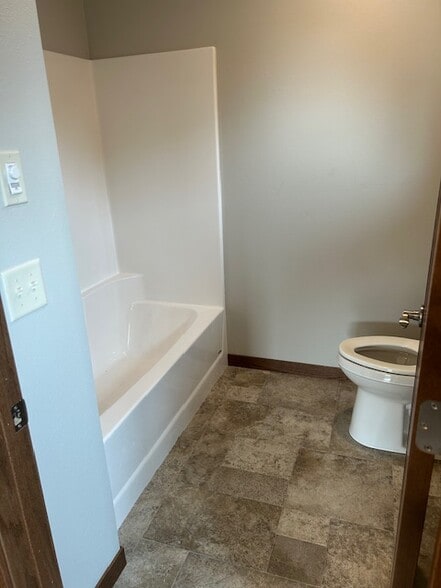 Shower/tub - 4815 W 5th St
