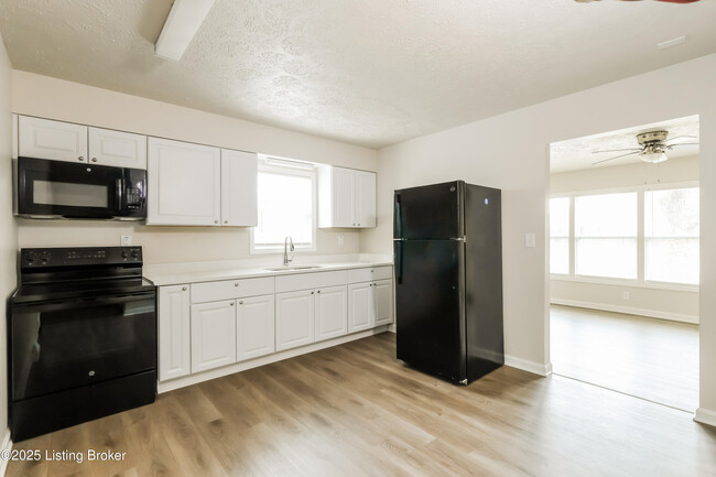 Building Photo - 2525 Coronet Dr