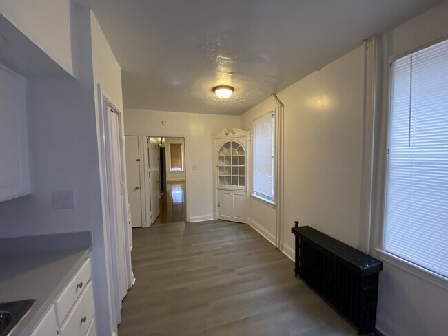Building Photo - 903 W Poplar St