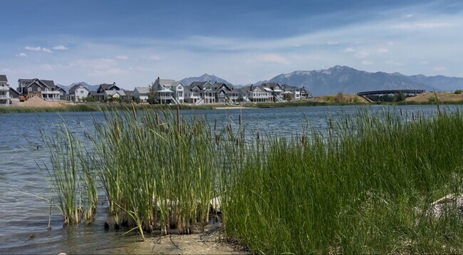 Building Photo - 3 Bedroom/2 Bathroom townhome in South Jordan