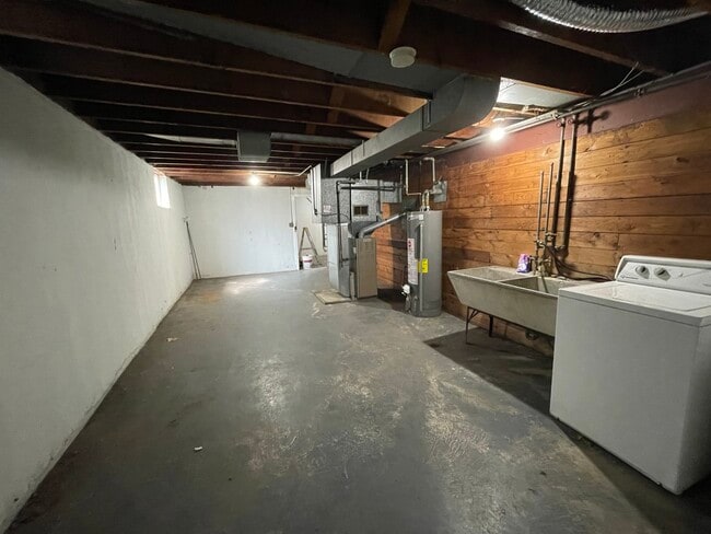 Building Photo - 1605 Monroe St
