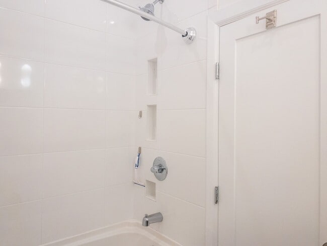 Building Photo - 1Bed/1Bath! Parking! Laundry! Garden! Pet! PROGRESSIVE