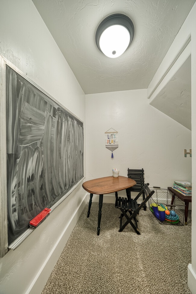 Building Photo - Saturn Townhomes