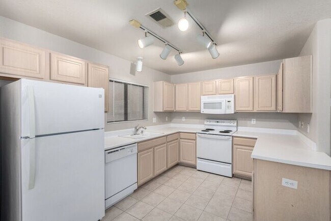 Building Photo - 2-bedroom 2 bath condo in Gated Community ...