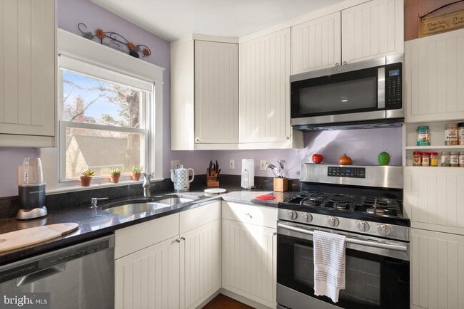 Building Photo - 1804 S Oakland St