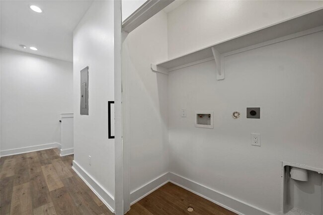 Building Photo - 8419 Venus St