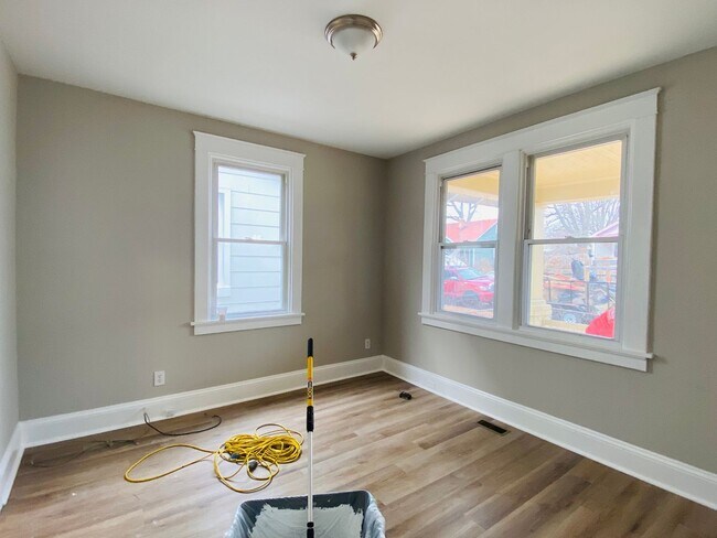 Building Photo - Very Spacious 5bdrm/2bth Bungalow Located in South Richmond w/Privacy Fenced Back Yard!!