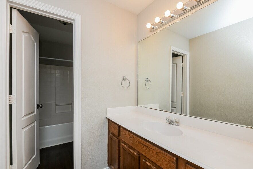 Building Photo - 425 NE Murphy Rd