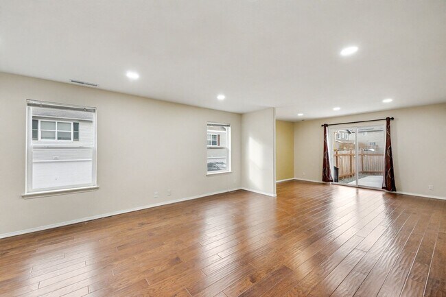Building Photo - 4 bed 2.5 bath available now in Bothell