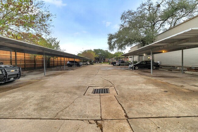 Building Photo - 9707 Richmond Ave.