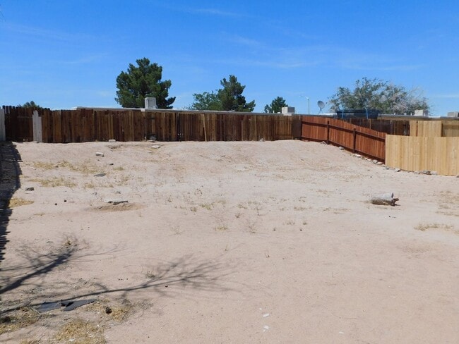 Building Photo - 4BD/2BA In La Mirage. Large Backyard!