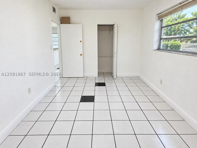 Building Photo - 1525 NE 154th St