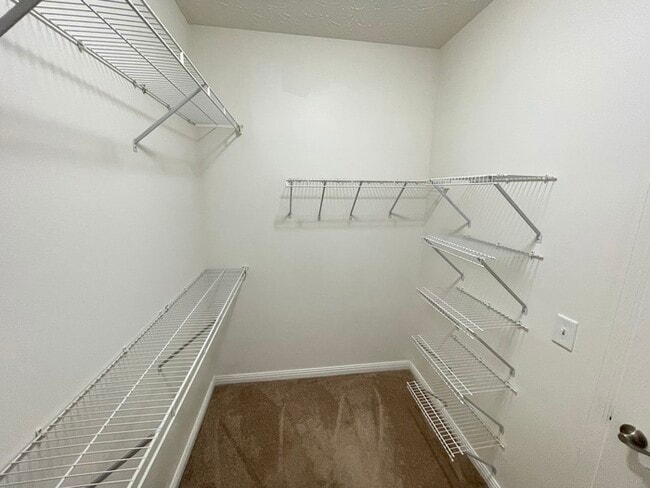 Building Photo - Wynbrooke home with large backyard, 2 car ...