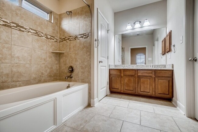 Building Photo - 12619 Quarter J