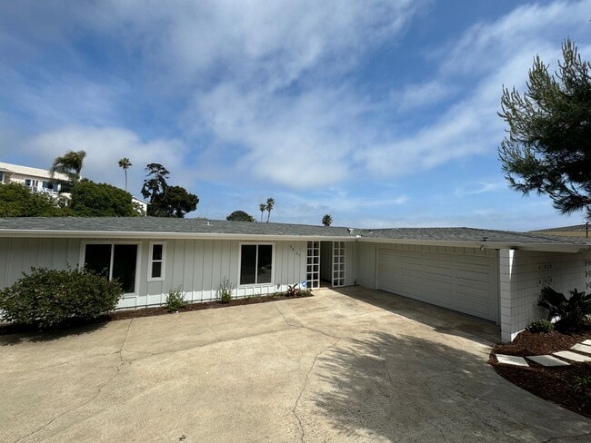 Building Photo - 4 bedroom, 2.5 bathroom home in the desirable Mt Soledad neighborhood.