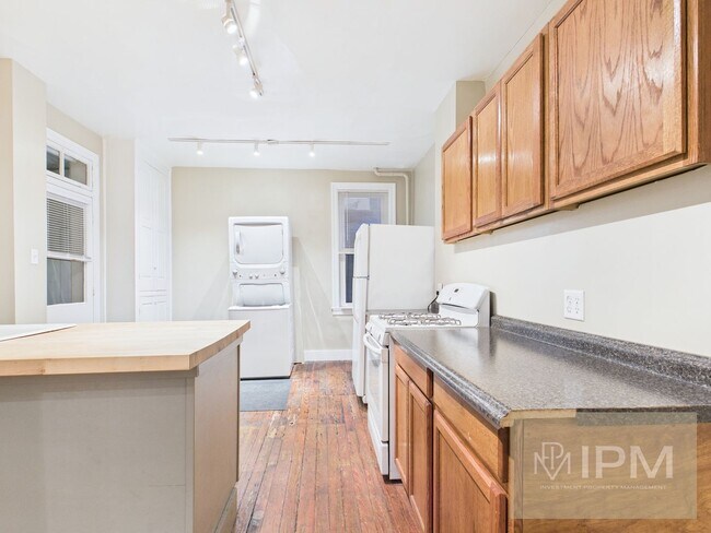 Building Photo - Beautiful 3 Bedroom, 1 Bath Colonial Home ...