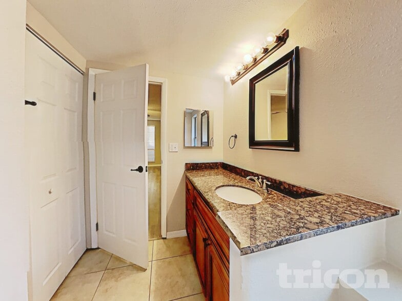 Building Photo - 1314 Oakcrest Dr