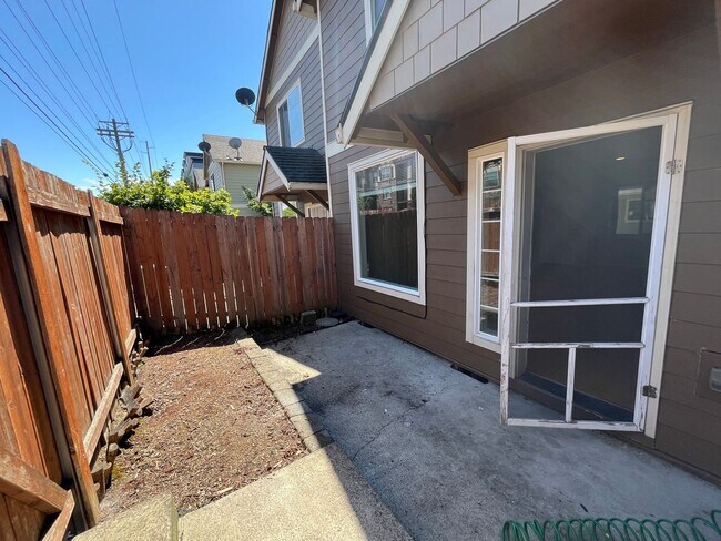 Building Photo - Beautiful 2Bd/2Ba Townhome in Notting Hill...