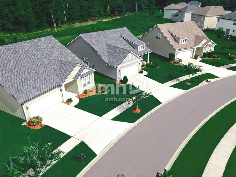 Building Photo - 3312 Roundabout Dr
