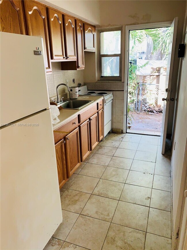 Building Photo - 1020 SW 5th St