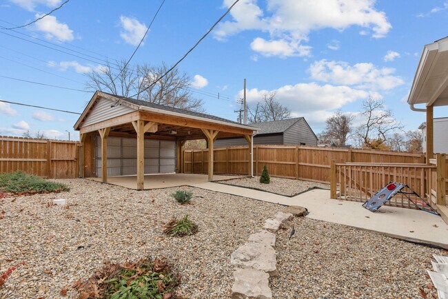 Building Photo - 3323 Vista Ave