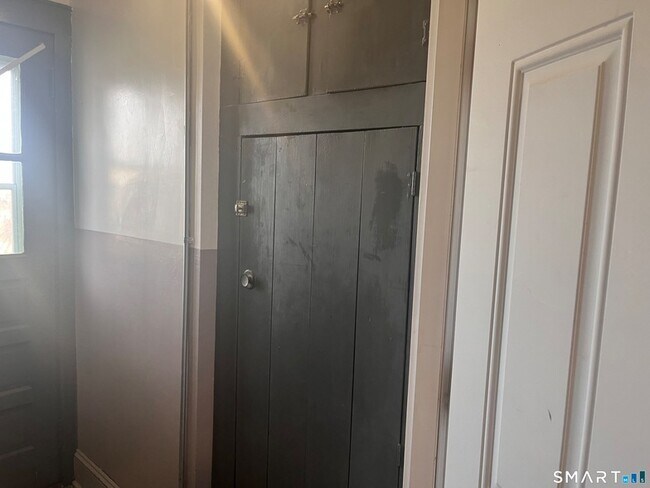 Building Photo - 460 Anson St