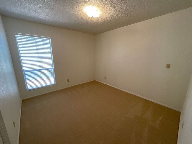 Building Photo - Great Northwest location Magee & La Canada