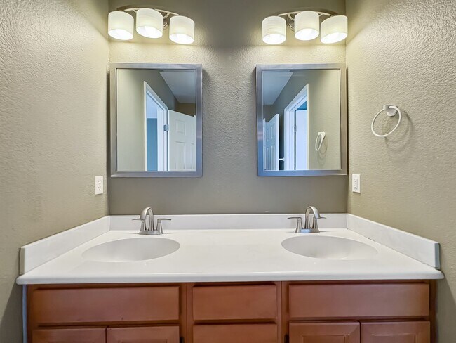 Building Photo - Bright & Spacious 3B/3BA Home with Communi...