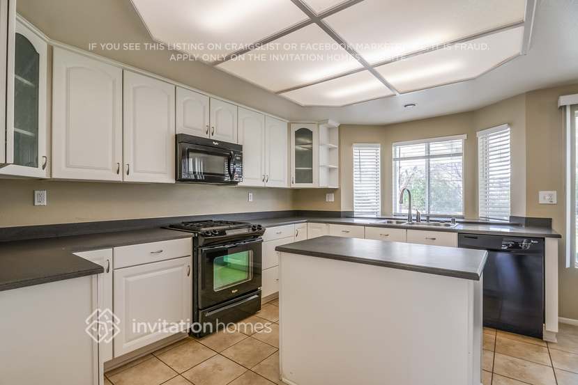 Building Photo - 41223 Maple St