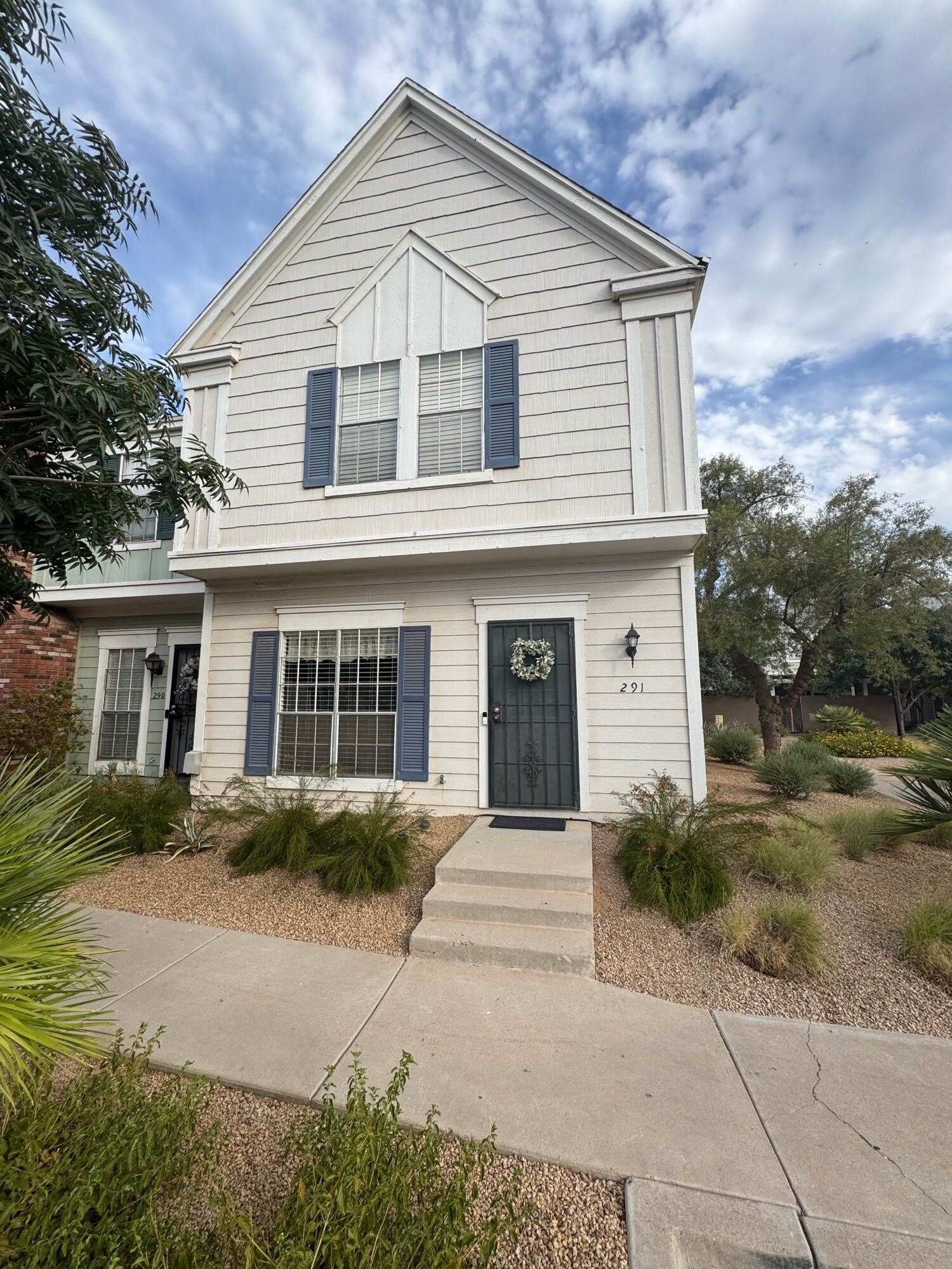 Building Photo - 1601 N Saba St