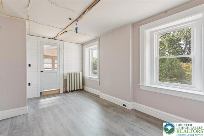 Building Photo - 313 Edgewood Dr