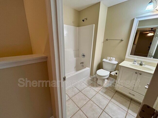 Building Photo - 2002 Amberley Dr