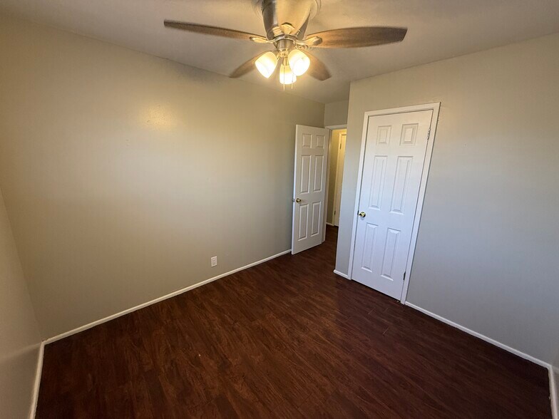 Building Photo - 1216 E Foster Ave