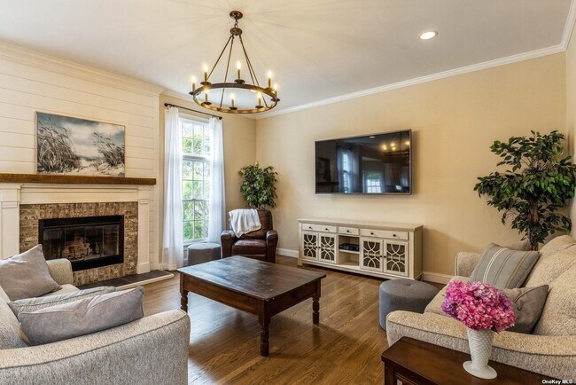 Building Photo - 24 Bridle Path